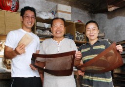 3人そろっての日本伝統工芸展入選を喜ぶ愛郎さんと正雄さん、菊池さん(左から)