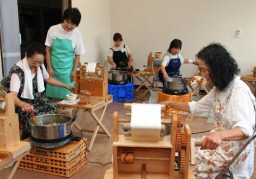 座繰り製糸の技術を学ぶ受講者ら