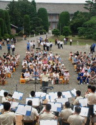 コンサートを楽しむ大勢の来場者