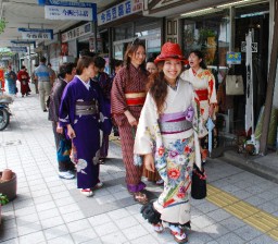 秋空の下、桐生の本町通りを着物で歩く女性たち