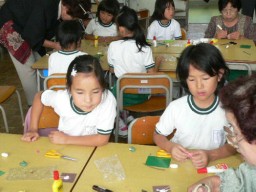 繭の小鳥作りに熱中する児童たち