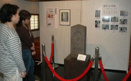 養蚕信仰をテーマに開かれている企画展