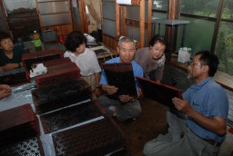 古い型板の傷み具合を調べる市川さん(右から2人目)ら