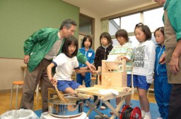 座繰りに取り組む児童たち