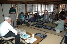 橋上さんの話に耳を傾ける人たち