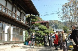 昔の養蚕農家を見学する吾妻郡文化財調査委員
