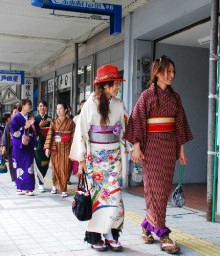 毎週土曜日に桐生のまちを散策する女性たち。企画を支えるスタッフが4日、和服のファッションショーに挑む
