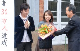 岩井市長から花束を受け取る阿久津さん(中)と中村さん