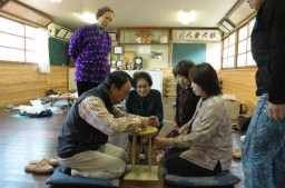 組みひもの講習を受ける六合村の赤岩地区住民ら