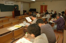 養蚕について学ぶ参加者