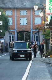富岡市が路側帯を仮設した城町通り