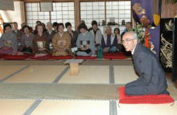 御養蚕所の思い出を語る佐藤さん