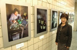 「写真を通じて養蚕への理解を深めてほしい」と語る田中さん。作品はすべて自然光だけで撮影した
