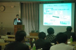 高山社について勉強する参加者