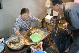 企画展の一環として行われた座繰り