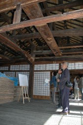建物2階の蚕室を見学する参加者