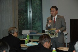 本県の絹の文化について講演する石原さん