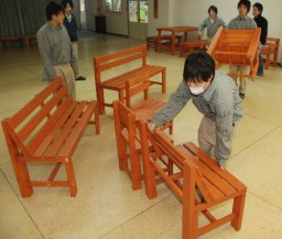 製作したベンチを市まちかど遊YOUプラザに運んだ富岡実高の3年生