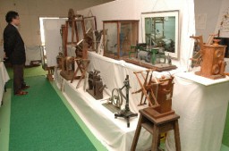 収蔵資料が県立歴史博物館に贈られる安中実業高の養蚕展示室