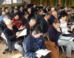 今井館長の講演を聞く市民や解説員