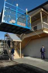 歴史博物館に向け搬出される安中実業高の養蚕資料