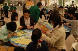 繭の工作を楽しむ子供たち