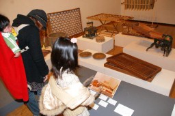 養蚕用具などを展示している収蔵品展