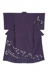 企画展で展示される紫色の着物類