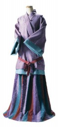企画展で展示される紫色の着物類