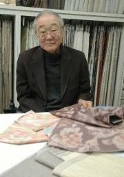 伝統的工芸品産業功労者褒賞を受ける下城さん