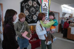 来館30万人目になった宮下渉君 (左から4人目)