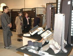 繊維を使ったさまざまな商品が並ぶ会場