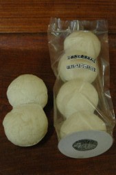 繭をイメージした「群馬のおかいこさん繭パン」