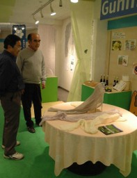 スカーフや洋服などシルク関連の展示を楽しめる会場