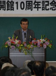 講演する立松さん