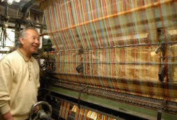 マフラーの製造工程を見守る松井社長