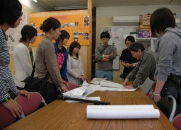 木村教授から、しんまちさろんで事前調査の指示を受ける学生たち