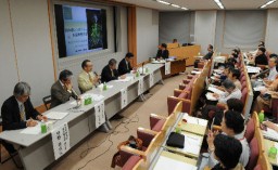 蚕糸業再生に向け活発な意見交換が行われたパネルディスカッション