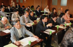 製糸場の価値などを学ぶ出席者