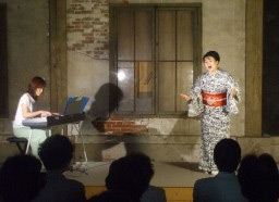 見学者らを楽しませた東繭倉庫のコンサート