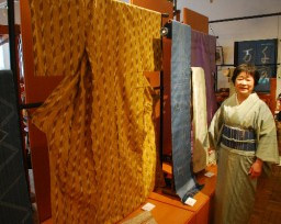 「今後はデザイン性も追求したい」と自作の着物姿で話す田中さん