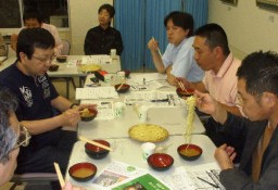 試作の中華めんを試食する業者ら