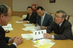 事業への協力を求める高木会頭(右)