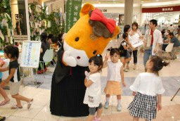 工女にふんした「ゆうまちゃん」と写真を撮る子供たち