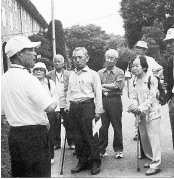 富岡製糸場を見学する会員たち