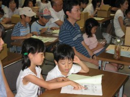 カイコ飼育講座で生態などを学ぶ参加者