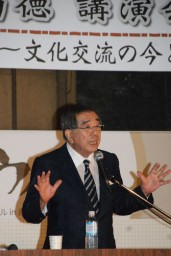 製糸場で講演する磯村さん