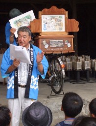 製糸場の乾燥場で新作を上演する富岡中央ロータリーのメンバー
