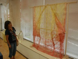 ロビーに飾られた繭の作品