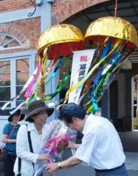 岩井市長から花束を受ける藤沢さん